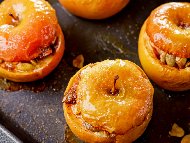 Рецепта Печени пълнени ябълки с ядки - бадеми, орехи и тиквени семки с мед